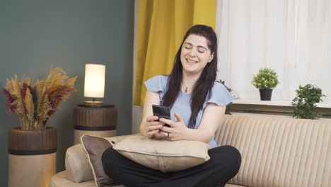Woman-laughing-at-phone-message.